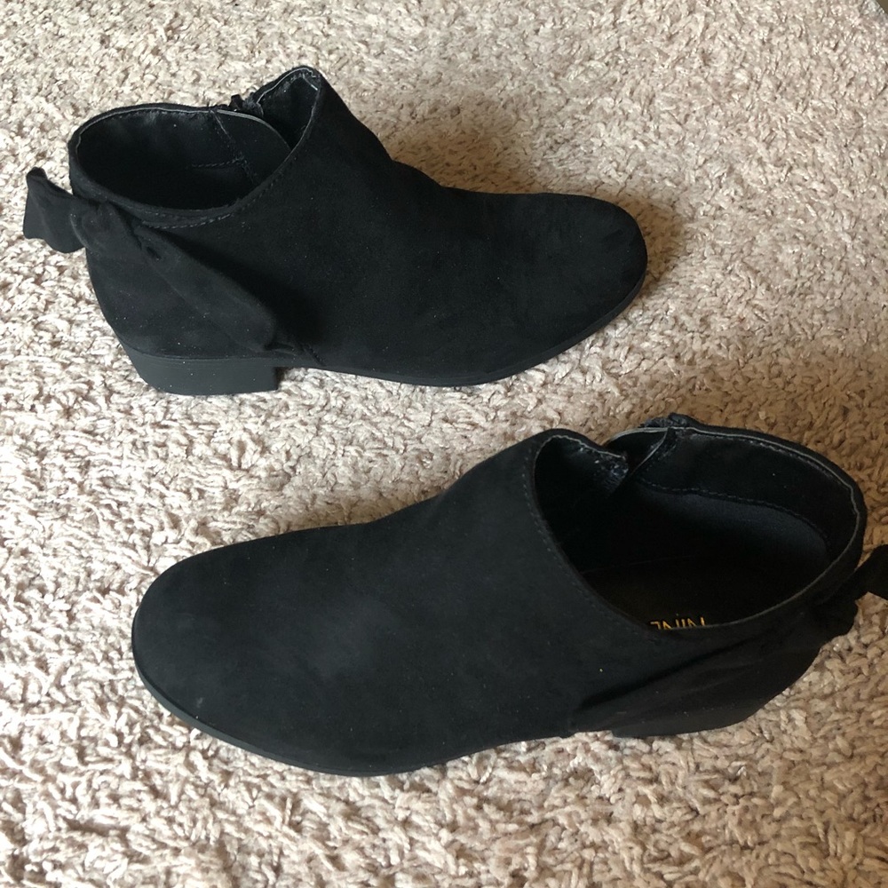 Black Nine West booties